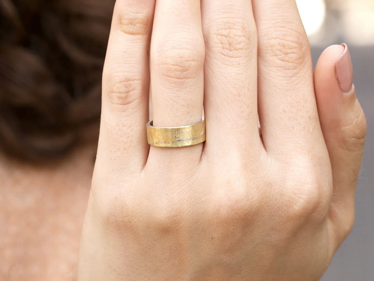 Green Gold Flat Ribbon Ring - Image 5