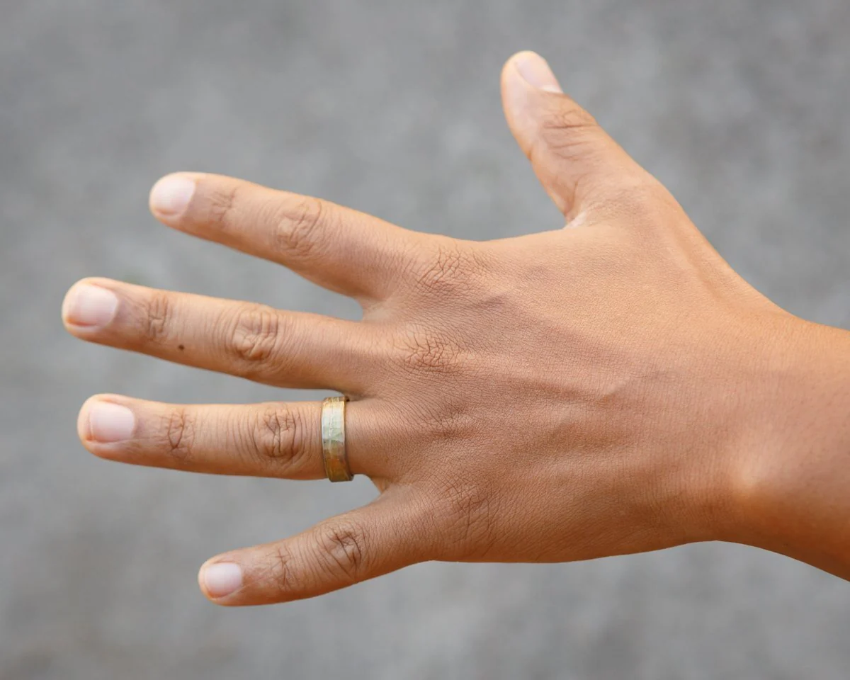 Green Gold Flat Ribbon Ring - Image 6